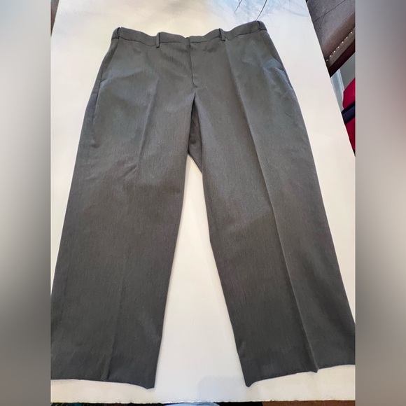 L L BEAN MENS NO-IRON COMFORT WAIST TRADITIONAL FIT PLAIN FRONT GREY PANTS
SZ46 - Picture 1 of 8